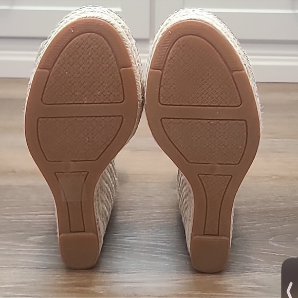 Tory Burch Cream Women's Sandals - Picture 4 of 5